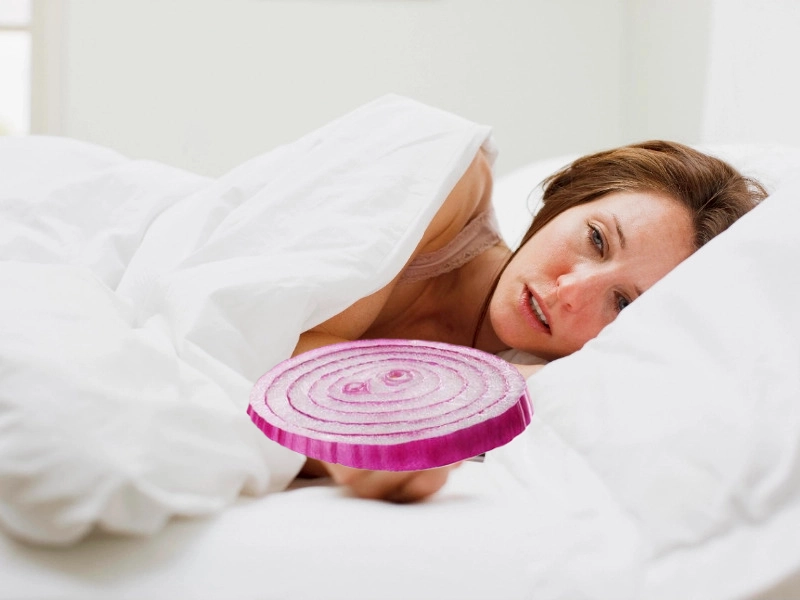 Les oignons au coucher… Que s’est-il passé quand elle a essayé cette méthode pendant une semaine ?
