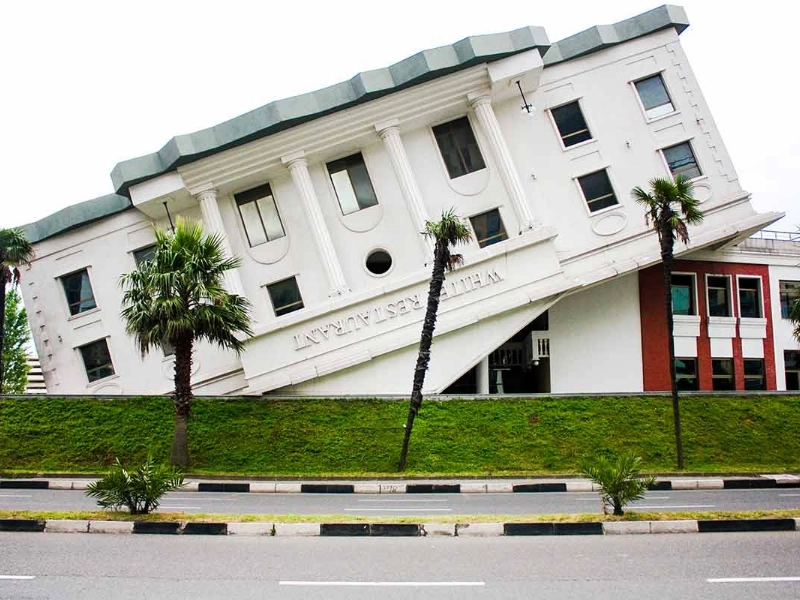 7 faszinierende verkehrte Häuser weltweit entdecken